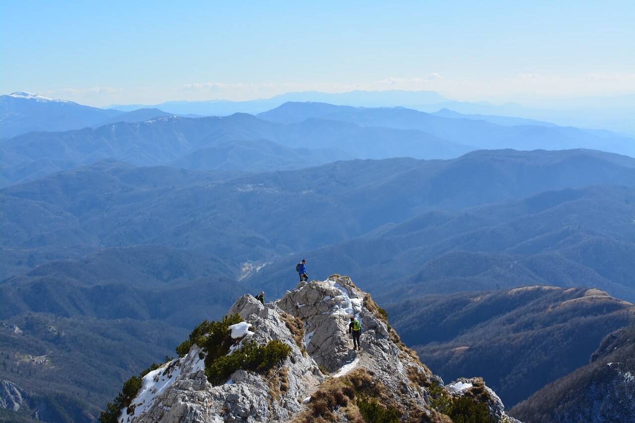 Panoramic view Bouldering vs rock climbing