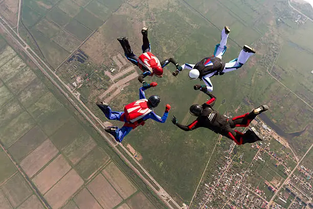 Base Jumping vs Skydiving group